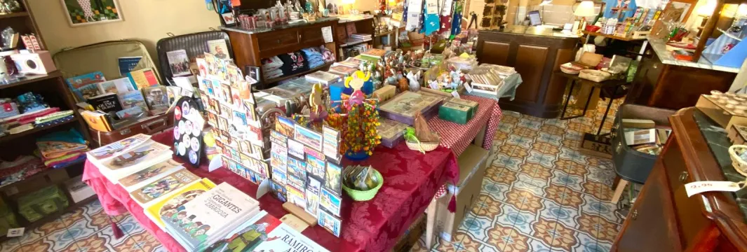 Interior de La Sobresaliente tienda de recuerdos y souvenirs. Visitas guiadas y free tour en Calatayud. Qué ver en Calatayud