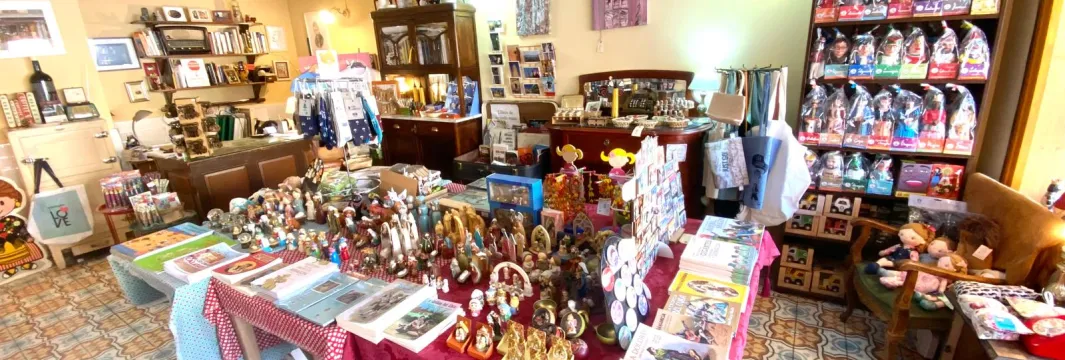 Interior de La Sobresaliente tienda de recuerdos y souvenirs. Visitas guiadas y free tour en Calatayud. Qué ver en Calatayud