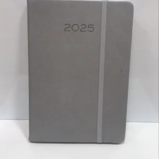 Agenda 2025 gris con diseño elegante y minimalista. Cubierta suave, banda elástica y gran funcionalidad.