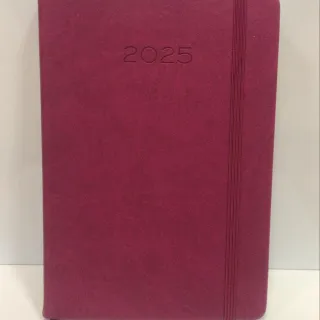 Agenda 2025 roja con diseño elegante. Cubierta de tacto suave, cierre elástico y excelente organización.