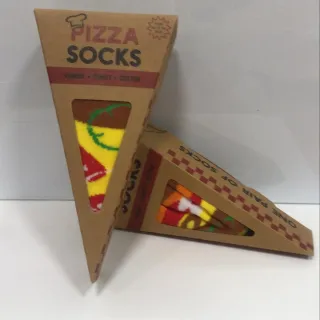 Calcetines con diseño de pizza en empaque temático. Perfectos para regalar a pizza lovers.