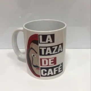 Taza de cerámica con diseño inspirado en La Casa de Papel. Resistente al microondas y lavavajillas, ideal para los amantes del café y las series.