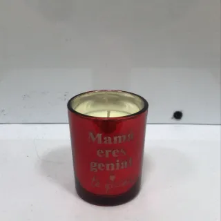 Vela en vaso rojo con interior dorado, con la frase “Mamá eres genial, te quiero” grabada en blanco.
