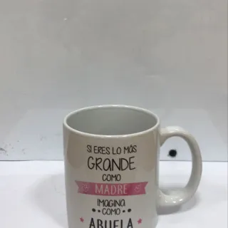 Taza de cerámica blanca con texto “Si eres lo más grande como madre… imagina como abuela” en letras rosas y negras.