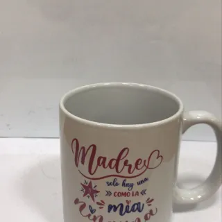 Taza blanca con letras en rosa que dicen “Madre solo hay una y como la mía, ninguna”, acompañadas de corazones.