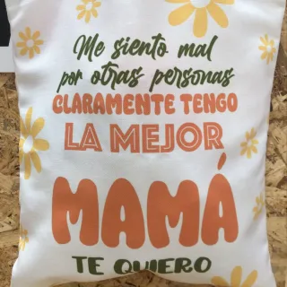 Tote bag de tela beige con asas largas y el texto bordado “Mamá, gracias por tanto” en rosa.