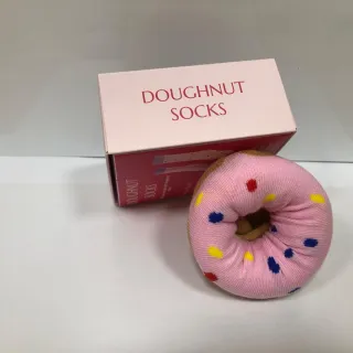 Caja con calcetines en forma de donut de varios colores