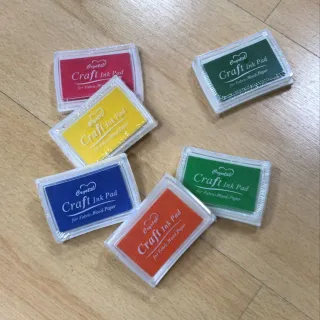 Tintas de colores vivos para árbol de huellas de comunión